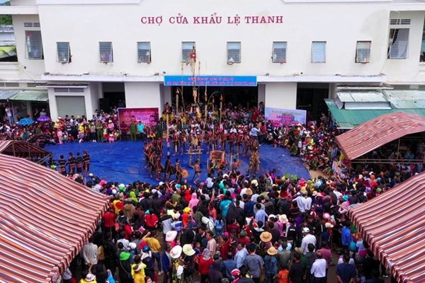Gia Lai bảo tồn văn hóa cồng chiêng qua phiên chợ vùng biên - Anh 1