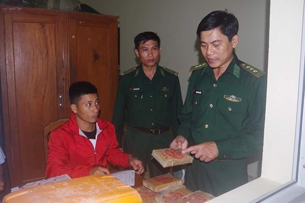 Quảng Nam vận động người dân giao nộp hàng chục bánh heroin trôi dạt vào bãi biển - Anh 1