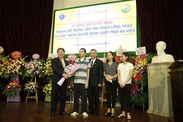 Lần thứ hai tái khám, người bệnh ghép phổi đầu tiên đã tự đi lại - Anh 1