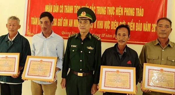 Quảng Nam: Người dân giao nộp thêm 1 bánh heroin dạt vào bãi biển - Anh 2