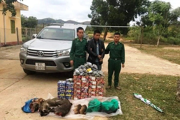 Bắt giữ đối tượng vận chuyển hàng trăm kg pháo lậu và động vật hoang dã - Anh 1