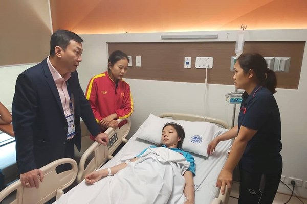 Trung vệ Trần Thị Hồng Nhung kiệt sức sau khi cùng tuyển nữ lên ngôi vô địch - Anh 2