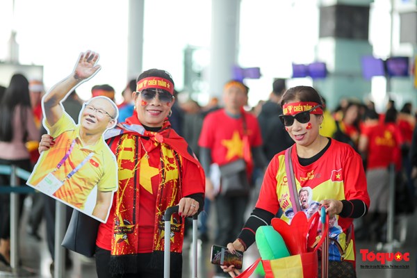 Hàng ngàn CĐV nhuộm đỏ sân bay quốc tế Nội Bài sang Philippines tiếp lửa U22 Việt Nam - Anh 14