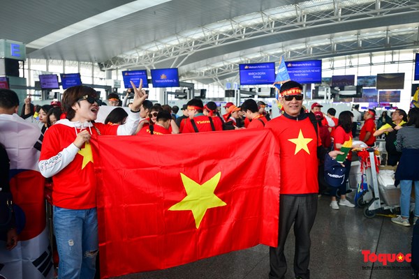 Hàng ngàn CĐV nhuộm đỏ sân bay quốc tế Nội Bài sang Philippines tiếp lửa U22 Việt Nam - Anh 6
