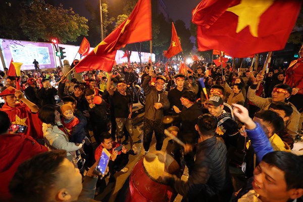 Cả nước xuống đường mừng chiến thắng lịch sử của bóng đá Việt Nam - Anh 7