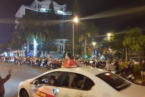 Cả nước xuống đường mừng chiến thắng lịch sử của bóng đá Việt Nam - Anh 20
