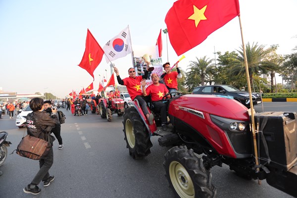 Đón đoàn thể thao Việt Nam và đội tuyển bóng đá nam, nữ về nước - Anh 3
