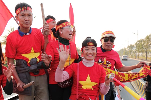 Đón đoàn thể thao Việt Nam và đội tuyển bóng đá nam, nữ về nước - Anh 11