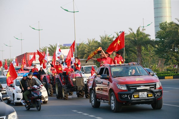 Đón đoàn thể thao Việt Nam và đội tuyển bóng đá nam, nữ về nước - Anh 1