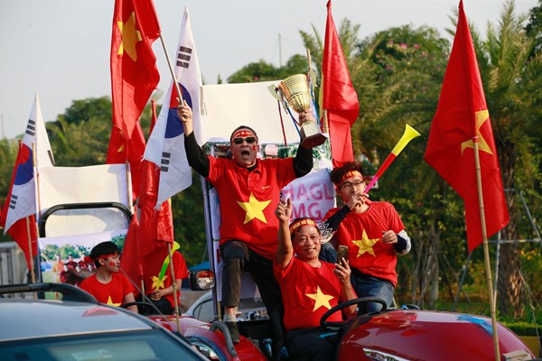Đón đoàn thể thao Việt Nam và đội tuyển bóng đá nam, nữ về nước - Anh 2