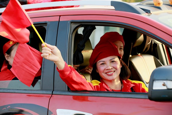 Đón đoàn thể thao Việt Nam và đội tuyển bóng đá nam, nữ về nước - Anh 10
