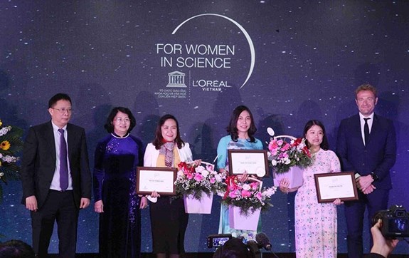 Vinh danh ba nhà khoa học nữ trong lĩnh vực vật liệu và khoa học - Anh 1