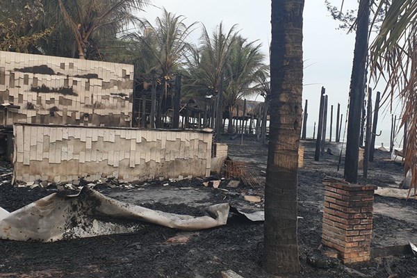 Lửa thiêu rụi 4 nhà hàng ven biển An Bàng - Hội An - Anh 1