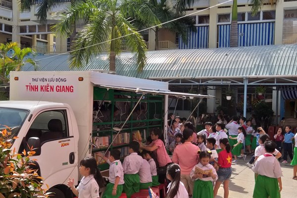 Phát triển văn hóa đọc: Cần những “cú hích” mạnh hơn - Anh 1