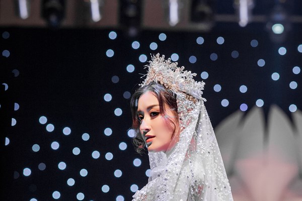 Tuần lễ Thời trang & Sắc đẹp Quốc tế Việt Nam:  Hoa hậu Đỗ Mỹ Linh, Á hậu Huyền My rạng rỡ khai màn - Anh 2