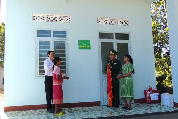 Kon Tum bàn giao nhà “Mái ấm tình thương” cho hai trẻ mồ côi - Anh 1