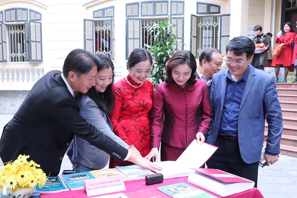 Chấn hưng văn hóa đọc - Anh 7