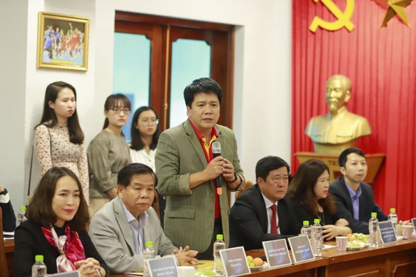 Các nhà vô địch bóng đá nam, nữ SEA Games cùng gia đình và ban huấn luyện nhận quà 1 năm bay miễn phí cùng Vietjet - Anh 1