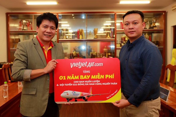 Các nhà vô địch bóng đá nam, nữ SEA Games cùng gia đình và ban huấn luyện nhận quà 1 năm bay miễn phí cùng Vietjet - Anh 3