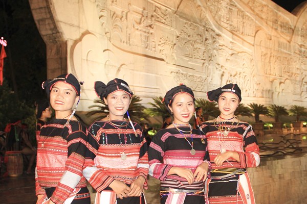 Bình Định bảo tồn, phát huy trang phục truyền thống các DTTS - Anh 1