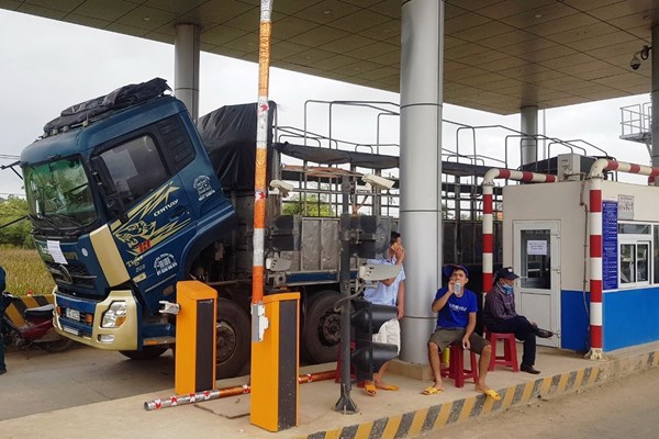 Dân phản đối thu phí tại BOT Ninh Xuân, giao thông tê liệt - Anh 1