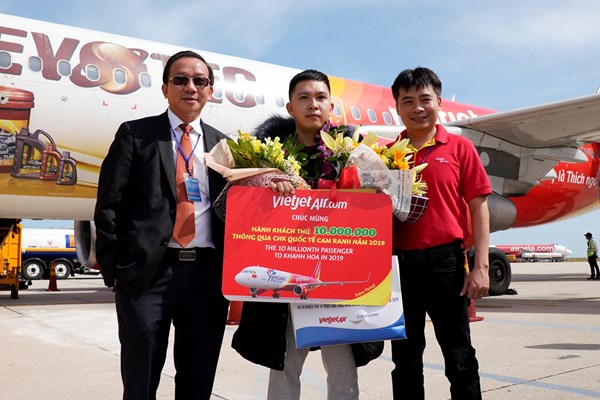 Vietjet cùng Khánh Hòa chào đón vị khách thứ 10 triệu của năm 2019 - Anh 3
