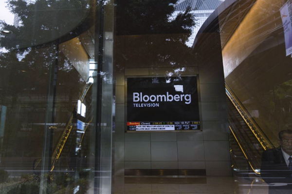 Bloomberg bị phạt 5 triệu euro vì phát tán tin giả - Anh 1