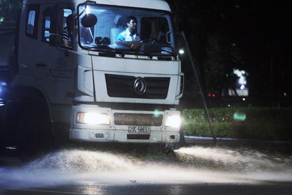 Hà Nội tái rửa đường ngăn ô nhiễm bụi: Chỉ là giải pháp tạm thời và tốn kém? - Anh 1