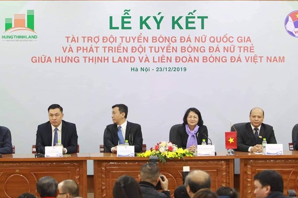 Phó Chủ tịch nước dự Lễ ký hợp đồng tài trợ cho đội tuyển bóng đá nữ - Anh 1