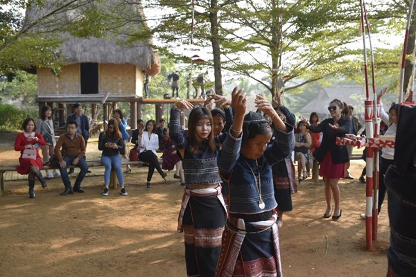 Phát triển văn hóa DTTS phải gắn với mục tiêu phát triển bền vững quốc gia - Anh 2