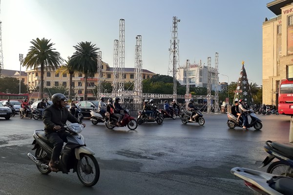 Dựng sân khấu ngay giữa bùng binh trung tâm TP Huế: Sáng tạo, chơi trội nhưng chưa có phép? - Anh 1