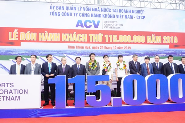 Đón hành khách thứ 115 triệu qua cảng hàng không năm 2019 - Anh 1