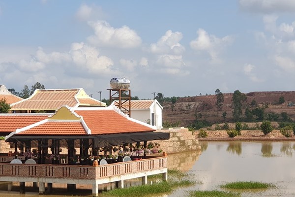 “Biến” đất rừng sản xuất thành đất trang trại ở Quảng Nam: Vô tư... xây biệt phủ trái phép - Anh 1