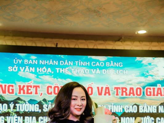 Bộ sưu tập khăn choàng lụa non nước Cao Bằng đoạt Giải Nhất thi sáng tạo - Anh 2