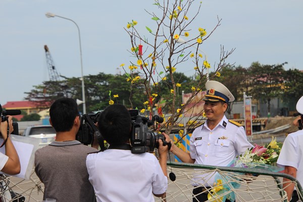 Đưa Xuân đến “pháo đài” giữa ngàn khơi - Anh 1