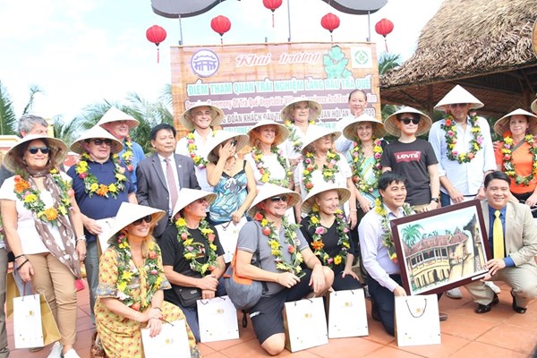 Quang Nam: Don doan khach quoc te dau tien xong dat pho co Hoi An - Anh 1