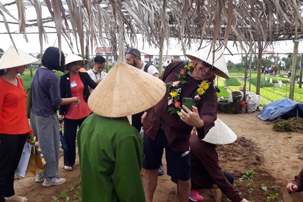 Quang Nam: Don doan khach quoc te dau tien xong dat pho co Hoi An - Anh 2