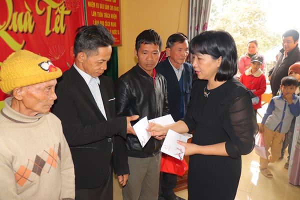 Mang quà Tết đến với đồng bào dân tộc thiểu số Yên Bái - Anh 2