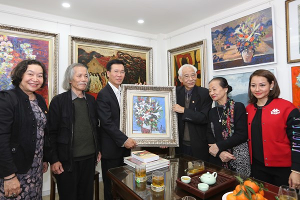 Trưởng Ban Tuyên giáo TƯ chúc mừng năm mới nguyên Chủ tịch Hội Mỹ thuật VN - Anh 1