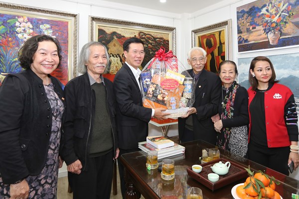 Trưởng Ban Tuyên giáo TƯ chúc mừng năm mới nguyên Chủ tịch Hội Mỹ thuật VN - Anh 2