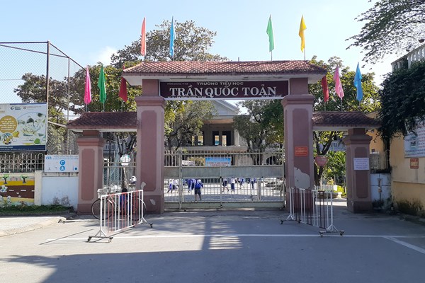 “Gà có dòi” lọt vào bếp ăn của học sinh: Chưa có cơ quan chuyên môn khẳng định đó chỉ là sâu can-xi - Anh 1