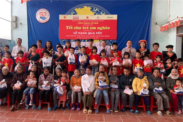 “Vầng trăng cổ tích” mang Tết cho trẻ em nghèo - Anh 1