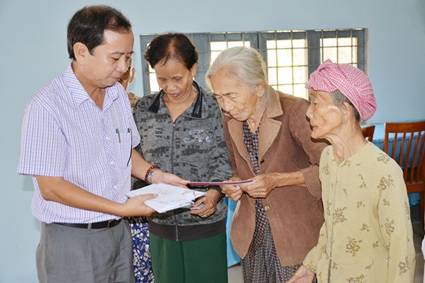 Góp thêm vị Tết cho người nghèo vùng biên giới - Anh 1