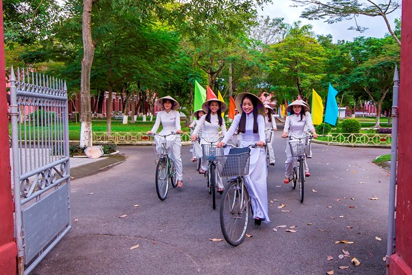 Lan tỏa nét đẹp áo dài trong văn hóa Huế - Anh 2