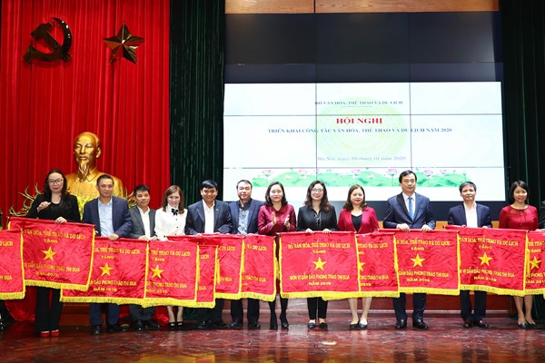 Phó Thủ tướng Vũ Đức Đam: Tiếp tục khơi dậy tinh thần, ý chí Việt Nam trên mọi lĩnh vực - Anh 9