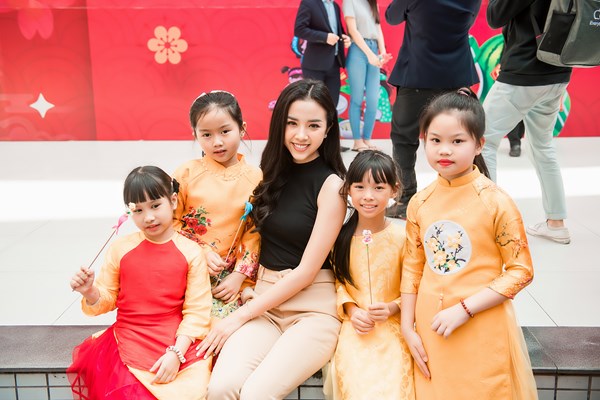 Hoa hậu Tiểu Vy lần đầu trổ tài gói bánh chưng ngày Tết - Anh 3