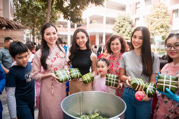 Hoa hậu Tiểu Vy lần đầu trổ tài gói bánh chưng ngày Tết - Anh 6