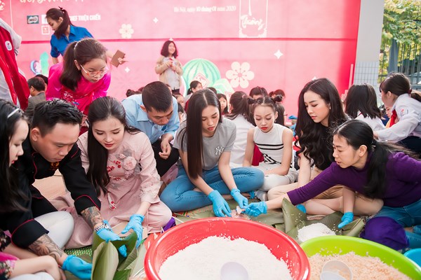 Hoa hậu Tiểu Vy lần đầu trổ tài gói bánh chưng ngày Tết - Anh 5