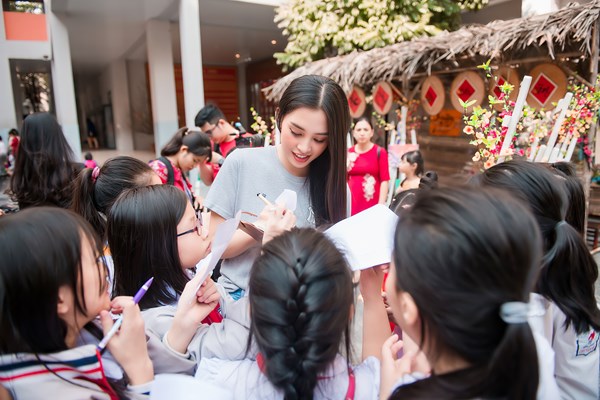 Hoa hậu Tiểu Vy lần đầu trổ tài gói bánh chưng ngày Tết - Anh 2