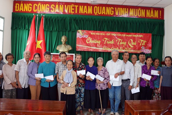 Mang Tết ấm áp đến bà con nghèo ở Xuân Đông và Song Bình - Anh 1